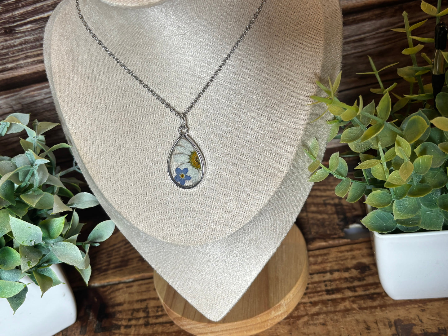 Teardrop Daisy Necklace